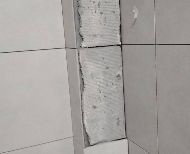 离石瓷砖空鼓维修公司分享下瓷砖施工前基层浇水润湿程度不足，可能导致以下问题