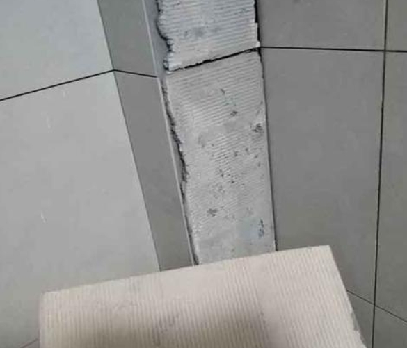 离石瓷砖空鼓维修公司分享下厨房瓷砖脱落的补救措施。